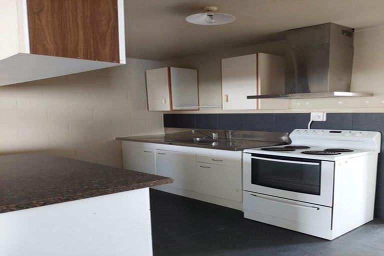 Photo of property in 7 Chetwode Grove, Newlands, Wellington, 6037