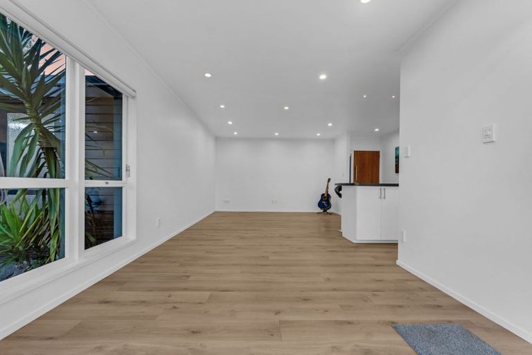 Photo of property in 2/44 Waimumu Road, Massey, Auckland, 0614