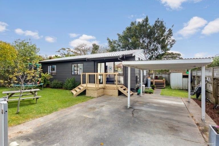 Photo of property in 1/9 Vardon Road, Green Bay, Auckland, 0604