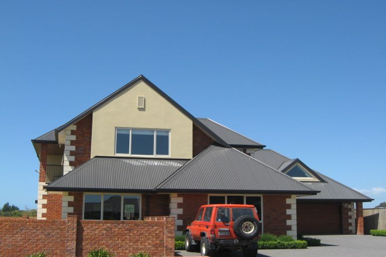 Photo of property in 100 Willowview Drive, Redwood, Christchurch, 8051