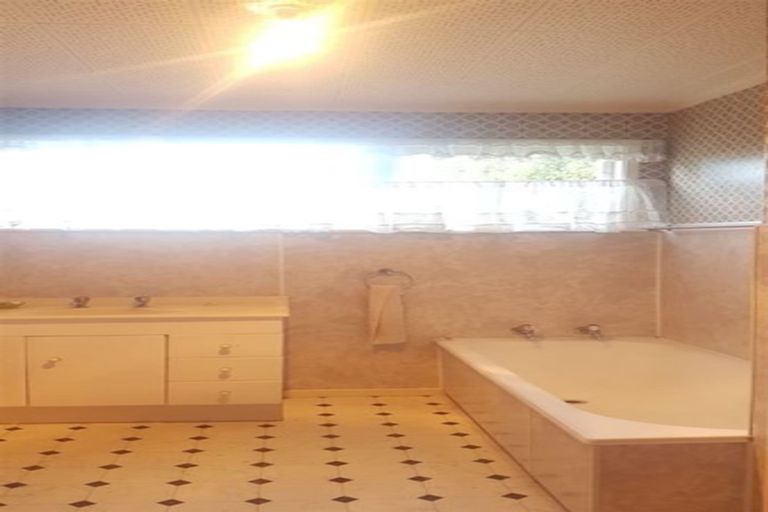 Photo of property in 1 Alwyn Avenue, Te Atatu South, Auckland, 0610