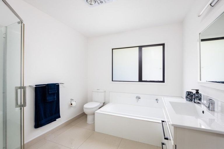 Photo of property in 11 Heta Road, Highlands Park, New Plymouth, 4312