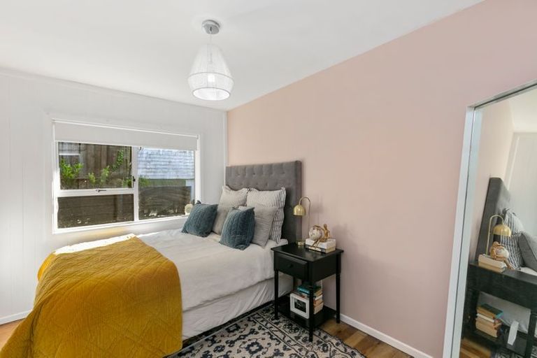 Photo of property in 8 Innes Way, Newlands, Wellington, 6037