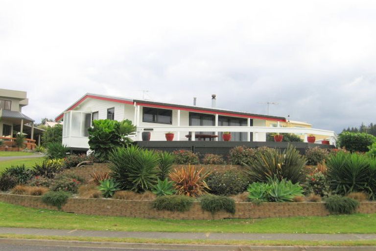 Photo of property in 218 Onemana Drive, Onemana, Whangamata, 3691
