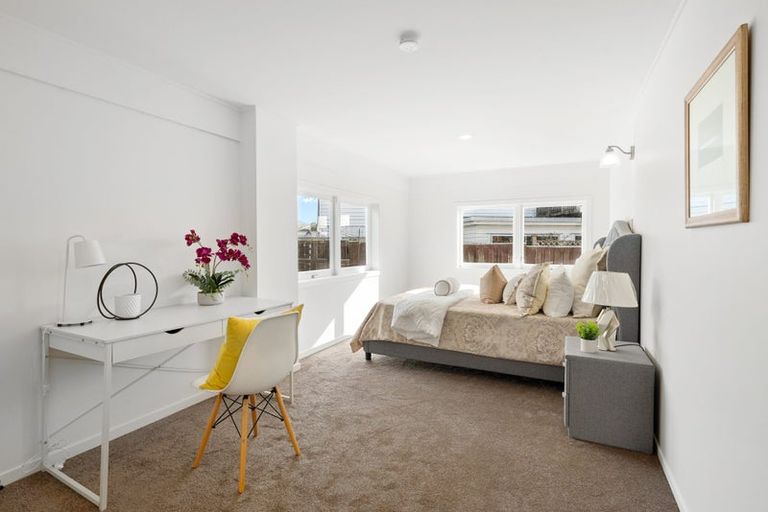 Photo of property in 17a Gulf Crest, Bucklands Beach, Auckland, 2012