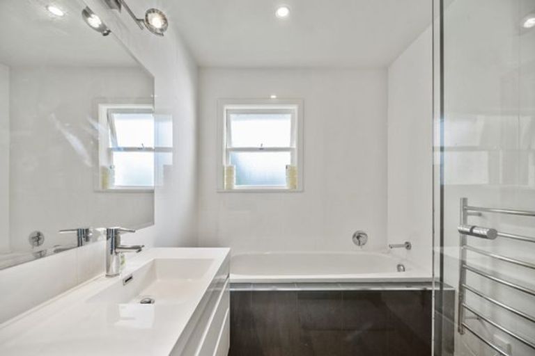 Photo of property in 16 The Boulevard, Sunnyhills, Auckland, 2010