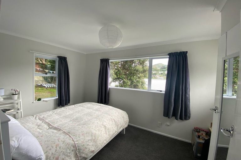 Photo of property in 27 Kellsmere Crescent, Island Bay, Wellington, 6023