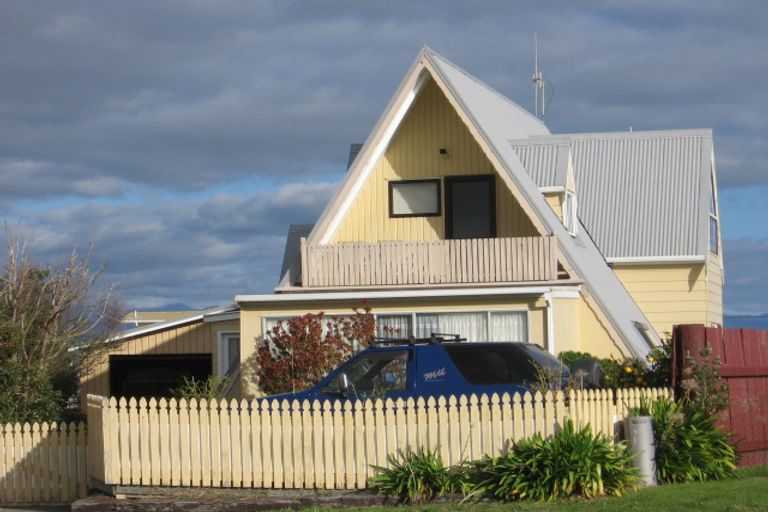 Photo of property in 60 Shortt Street, Foxton Beach, Foxton, 4815
