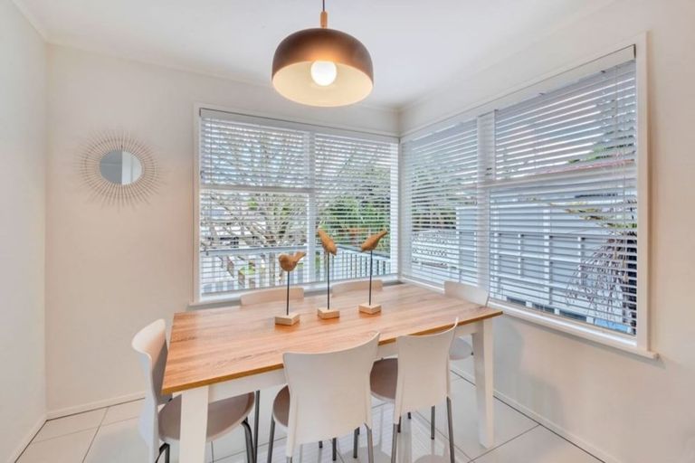 Photo of property in 17 Temuri Place, Glendene, Auckland, 0602