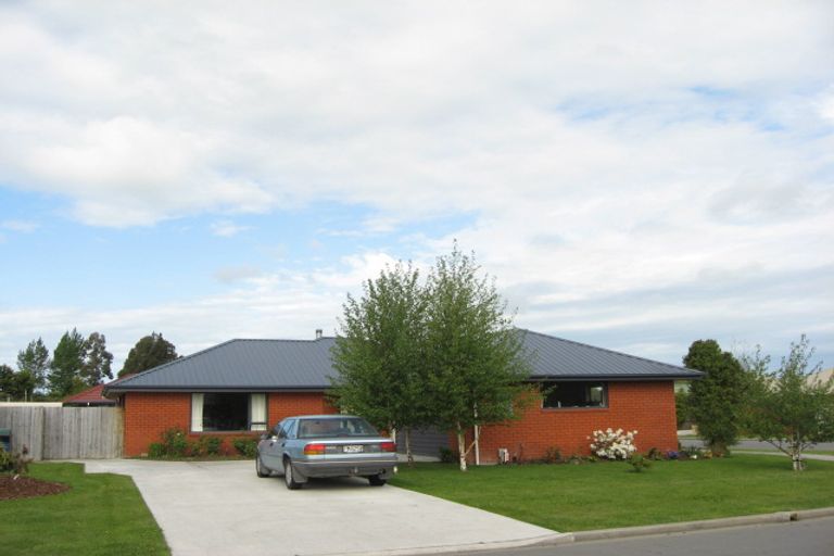 Photo of property in 32 Hawkins Place, Rangiora, 7400