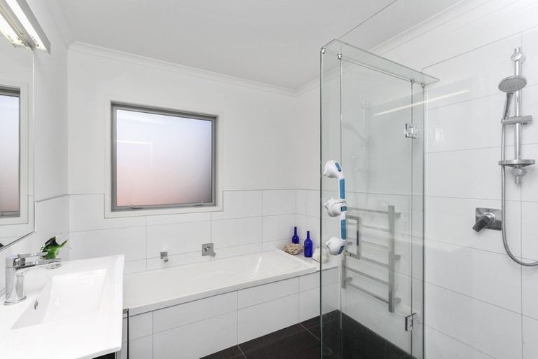 Photo of property in 2a Portland Drive, Highlands Park, New Plymouth, 4312