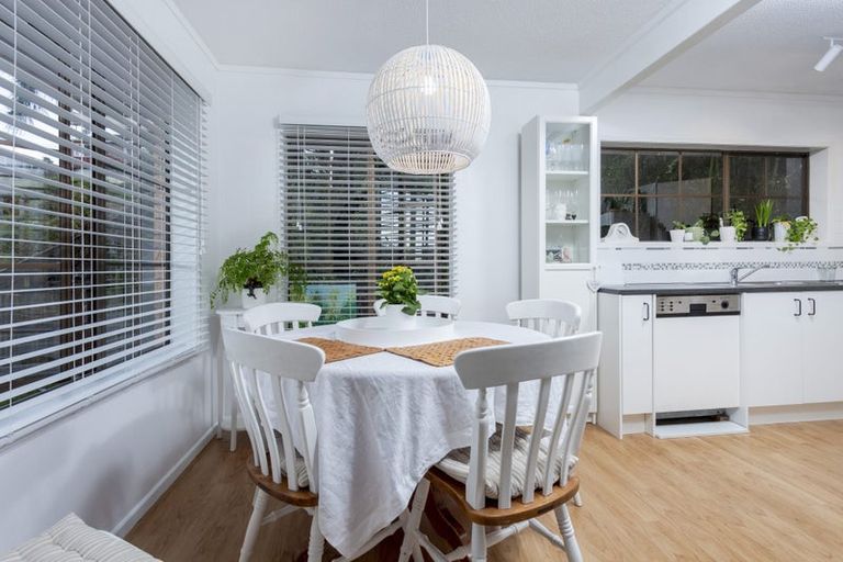 Photo of property in 2/5 Serrata Place, Browns Bay, Auckland, 0630