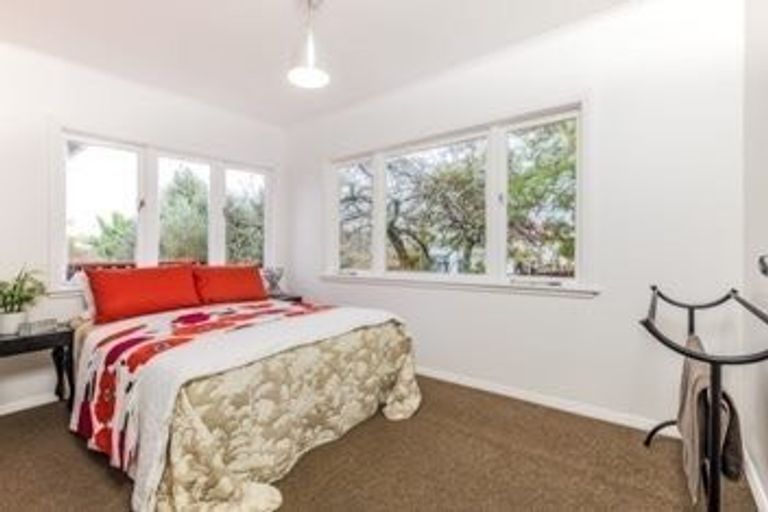 Photo of property in 165 Edmonton Road, Te Atatu South, Auckland, 0610