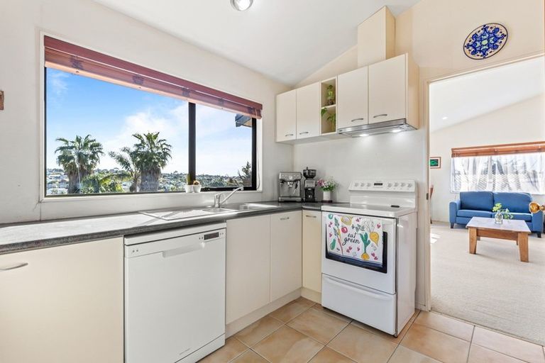 Photo of property in 12/76 Target Road, Totara Vale, Auckland, 0629