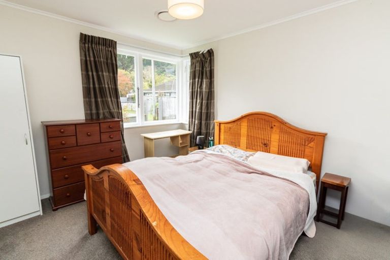 Photo of property in 18 Whangakoko Grove, Birchville, Upper Hutt, 5018