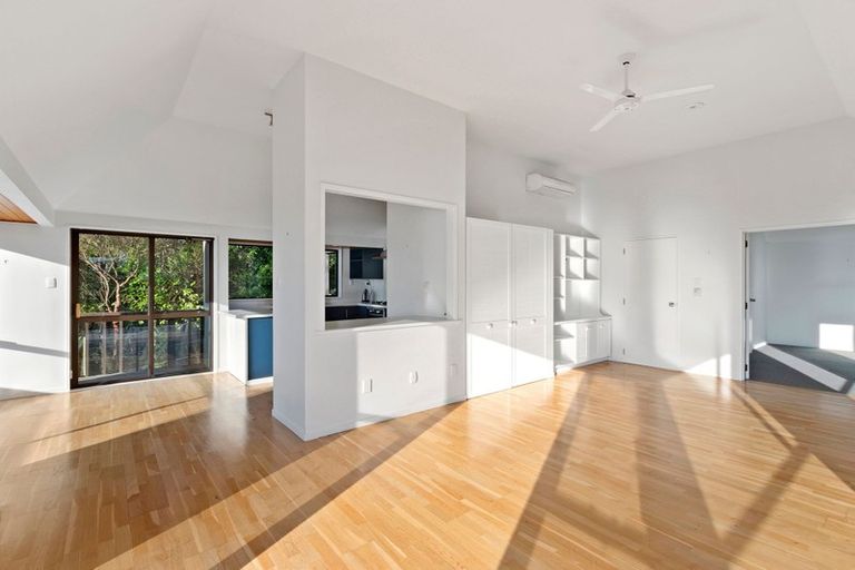 Photo of property in 20 Inverness Lane, Redcliffs, Christchurch, 8081