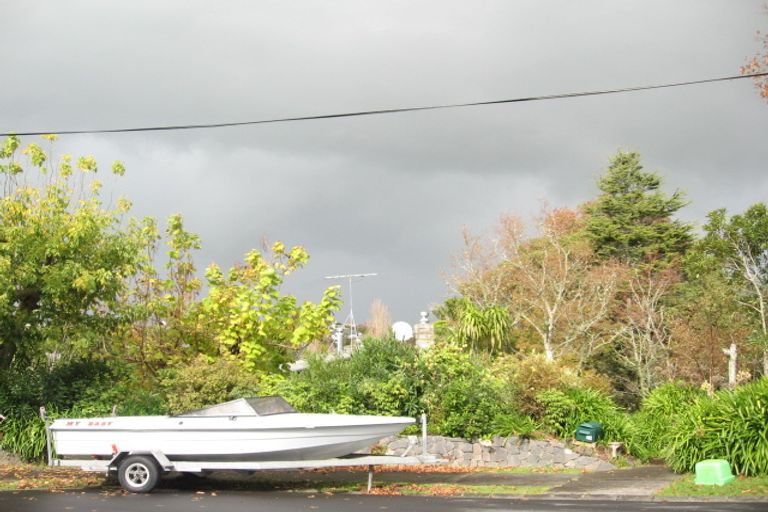Photo of property in 13 Gibson Place, Mellons Bay, Auckland, 2014