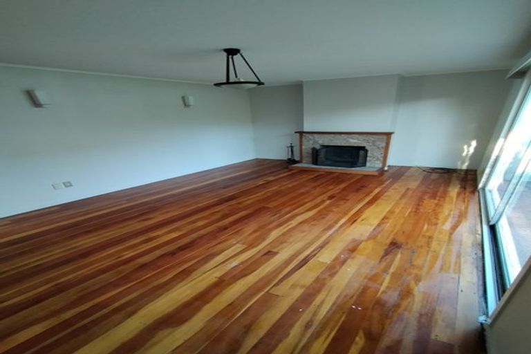 Photo of property in 22 Raymond Terrace, Northcote, Auckland, 0627