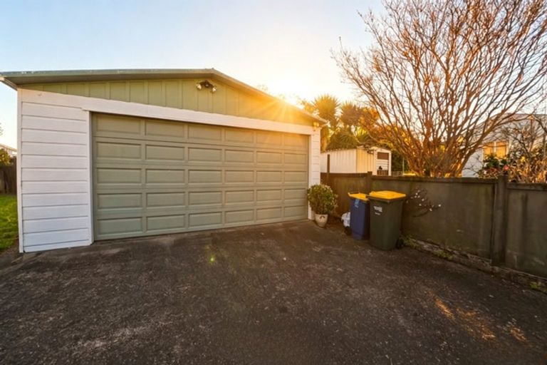 Photo of property in 8 Taha Road, Te Atatu South, Auckland, 0610