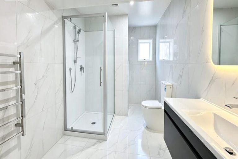 Photo of property in 4 Ayton Drive, Totara Vale, Auckland, 0629