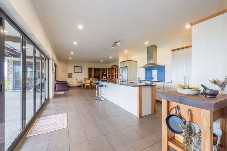 Photo of property in 1880 South Head Road, South Head, Helensville, 0874