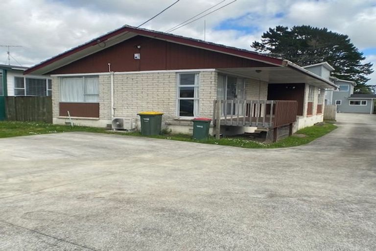 Photo of property in 302 Royal Road, Massey, Auckland, 0614