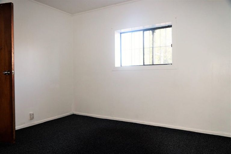 Photo of property in 1/325 Glenfield Road, Glenfield, Auckland, 0629