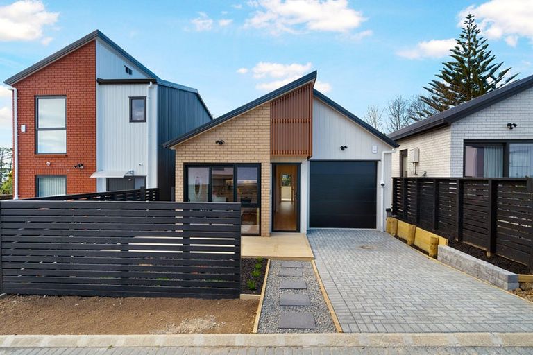 Photo of property in 10a Kotiu Place, Massey, Auckland, 0614