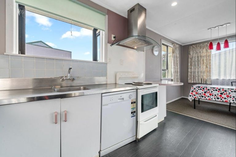 Photo of property in 7 Kelvin Place, Westown, New Plymouth, 4310