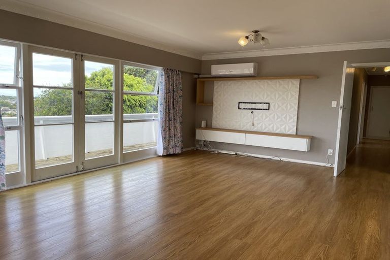 Photo of property in 117 Forrest Hill Road, Forrest Hill, Auckland, 0620