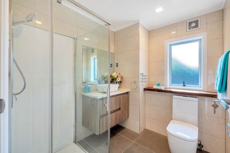 Photo of property in 52 Roberts Road, Te Atatu South, Auckland, 0610