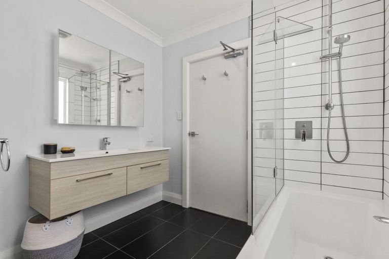 Photo of property in 1/118 Victoria Road, Devonport, Auckland, 0624