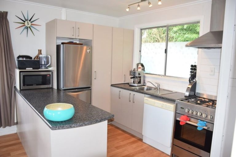 Photo of property in 9 Tracey Terrace, Te Atatu South, Auckland, 0602