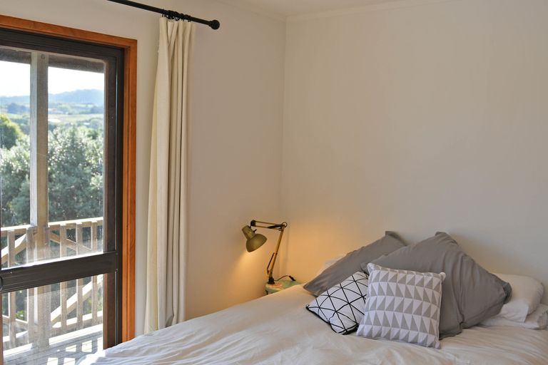 Photo of property in 15 Hillside Crescent, Leigh, 0985