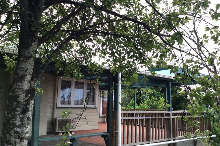 Photo of property in 8b Holiday Road, Stanmore Bay, Whangaparaoa, 0932