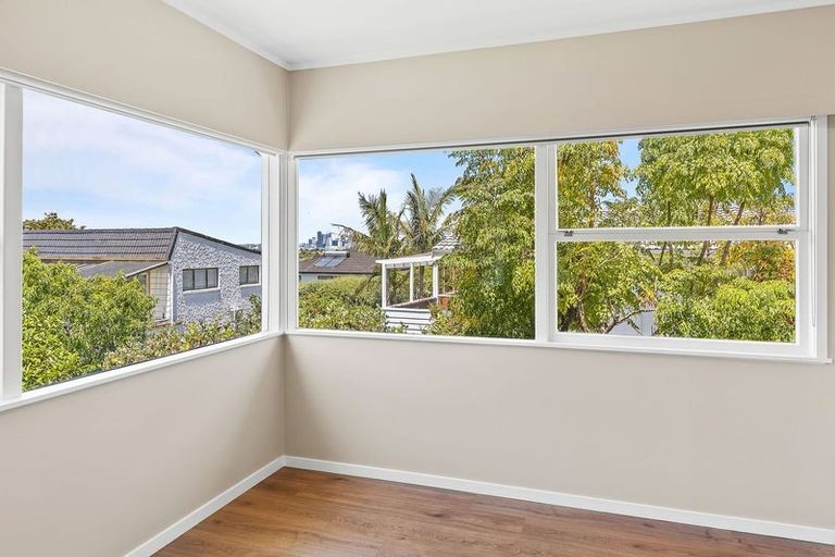 Photo of property in 24 Holdaway Avenue, Northcote, Auckland, 0627