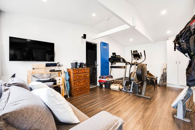 Photo of property in 16 Paton Avenue, Te Atatu South, Auckland, 0610