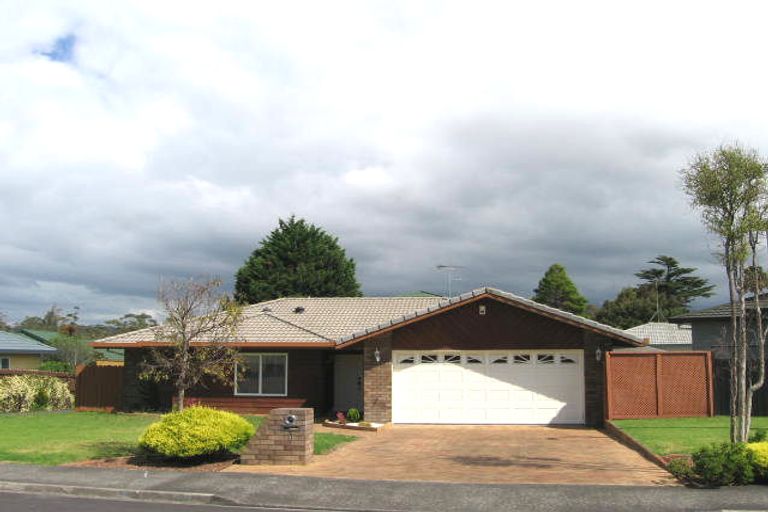 Photo of property in 11 Heversham Place, Glendene, Auckland, 0602