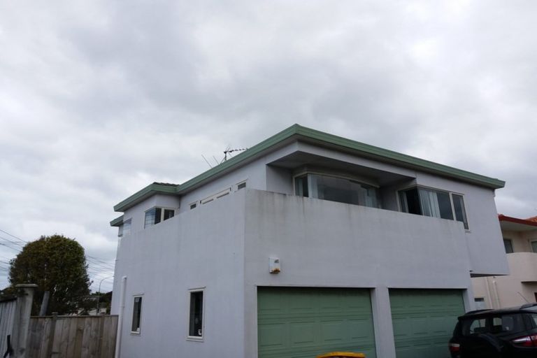 Photo of property in 1/2 Raleigh Road, Northcote, Auckland, 0627