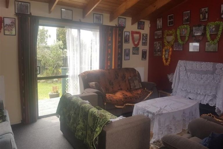 Photo of property in 1 Posa Avenue, Henderson, Auckland, 0612