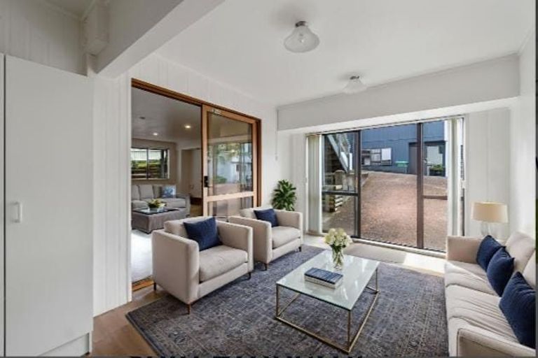 Photo of property in 1/116 Bradbury Road, Botany Downs, Auckland, 2010