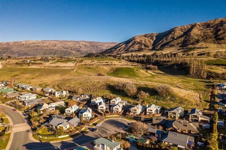 Photo of property in 9 Meadowbrook Place, Wanaka, 9305