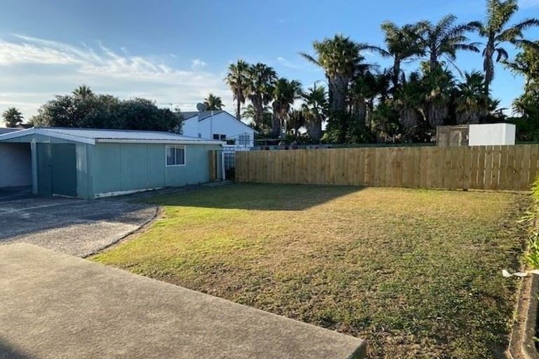 Photo of property in 206 Edmonton Road, Te Atatu South, Auckland, 0610