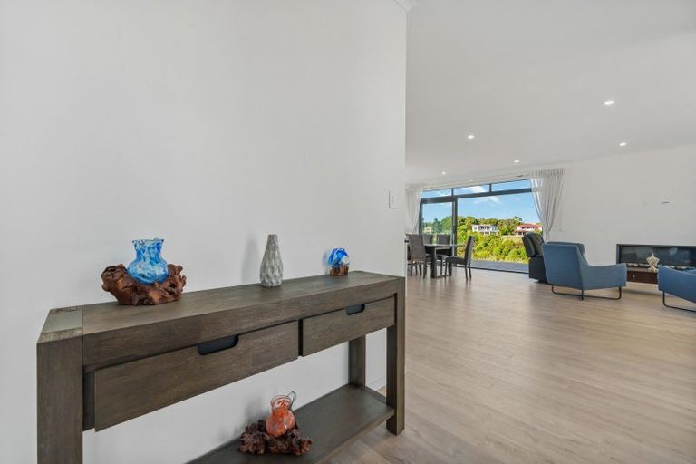 Photo of property in 67 Vaucluse Heights, Fitzherbert, Palmerston North, 4410