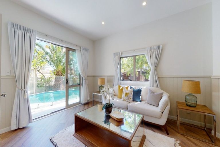 Photo of property in 39 Scarlet Oak Drive, Schnapper Rock, Auckland, 0632