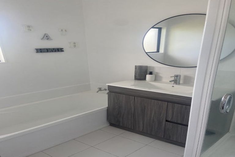 Photo of property in 2/15 Valecrest Place, Bayview, Auckland, 0629