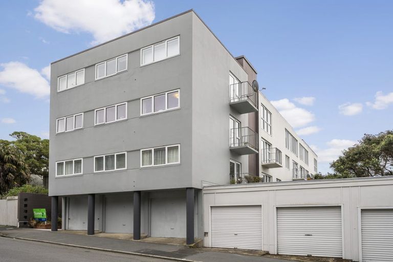 Photo of property in Kingsgate Flats, 10 Austin Street, Mount Victoria, Wellington, 6011