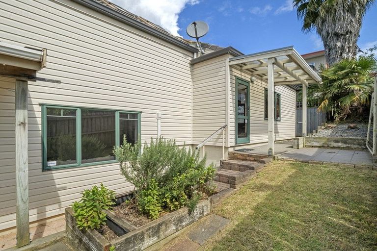 Photo of property in 2/62 Target Road, Totara Vale, Auckland, 0629