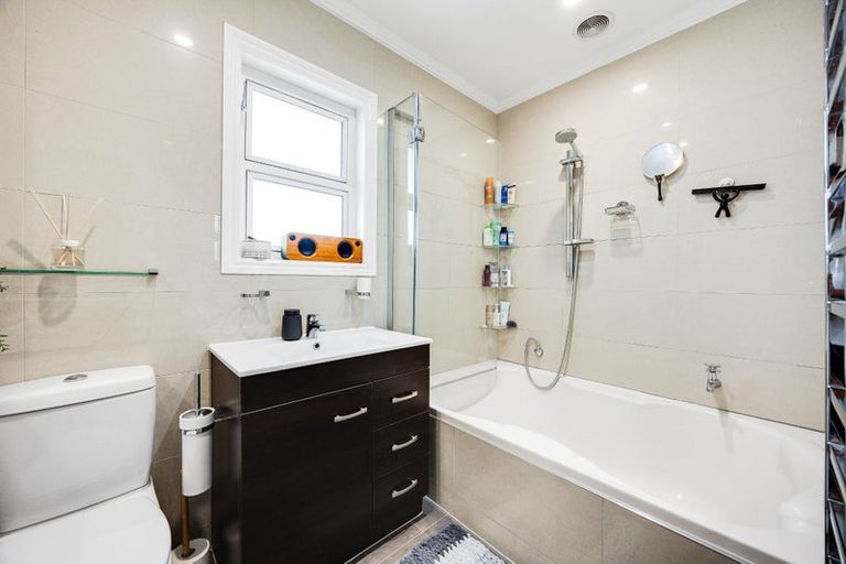 Photo of property in 16 Paton Avenue, Te Atatu South, Auckland, 0610