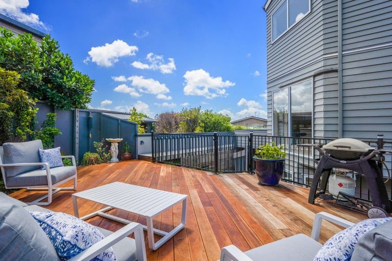 Photo of property in 7b Peter Terrace, Castor Bay, Auckland, 0620